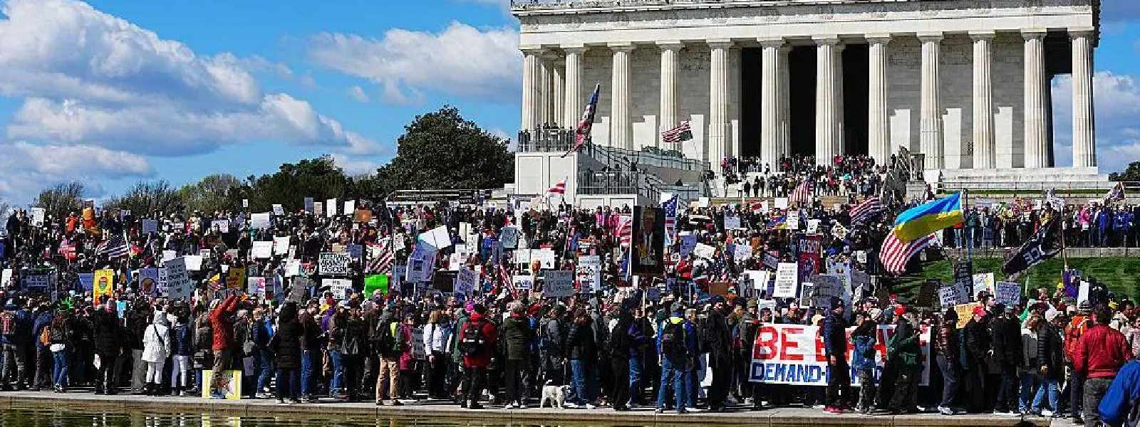 ට්‍රම්ප් ගේ ප්‍රතිපත්තිවලට ඇමරිකාවේ විරෝධතා